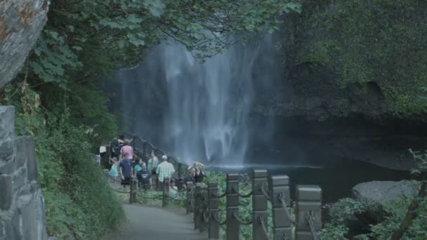 Menschen Gehen Der Nähe Der Multnomah Falls Spazieren — Stockvideo