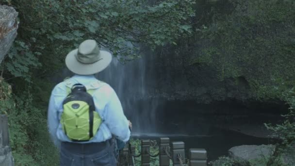 Turistas Visitando Las Cataratas Multnomah — Vídeos de Stock