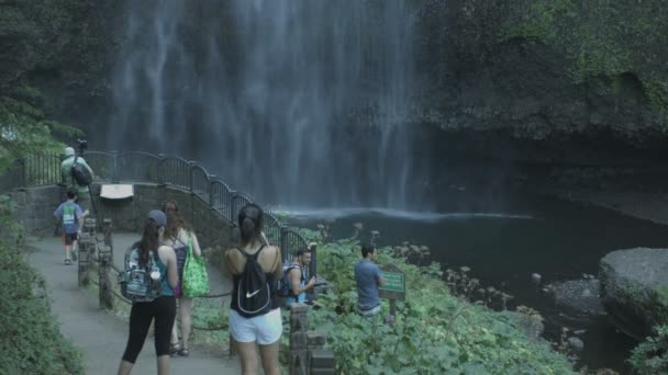 Toeristen Bezoeken Multnomah Falls — Stockvideo