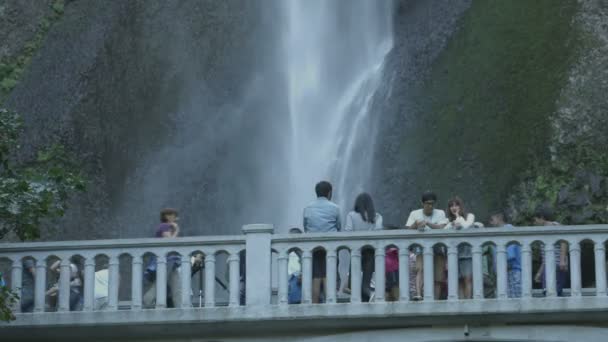Toeristen Lopen Een Brug Bij Multnomah Falls — Stockvideo