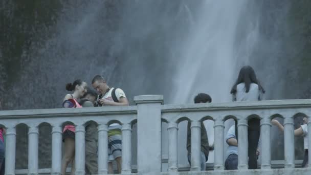 Pont Avec Les Touristes Multnomah Falls — Video