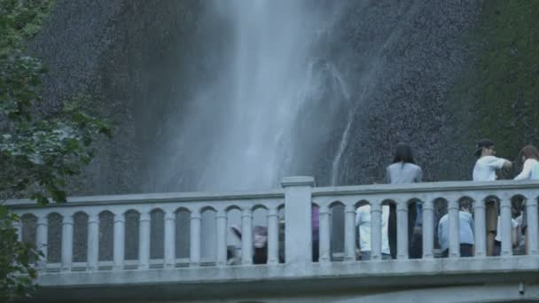 Brücke Mit Touristen Den Multnomah Falls — Stockvideo