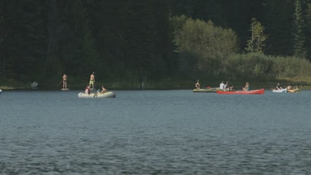 Boote Treiben Auf Einem See — Stockvideo