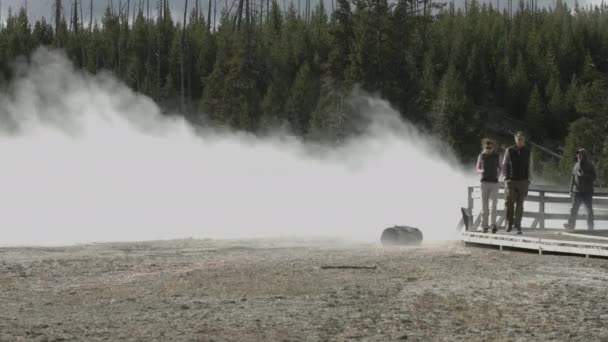 Lidé Procházející Yellowstonském Národním Parku — Stock video