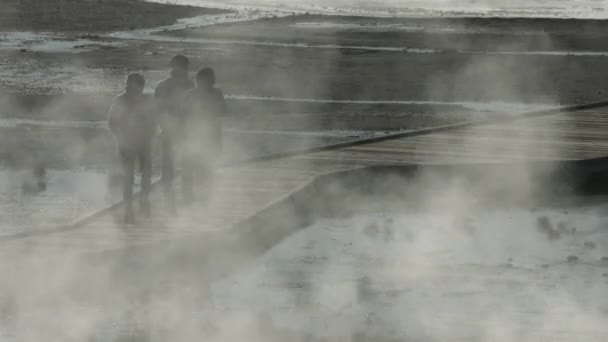 Tres Personas Caminando Paseo Marítimo — Vídeos de Stock