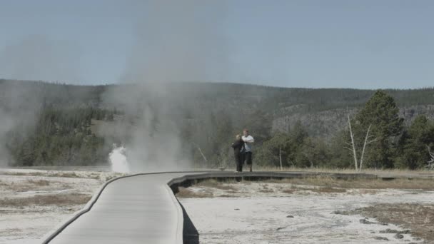 Dos Personas Parque Nacional Yellowstone Estados Unidos — Vídeo de stock