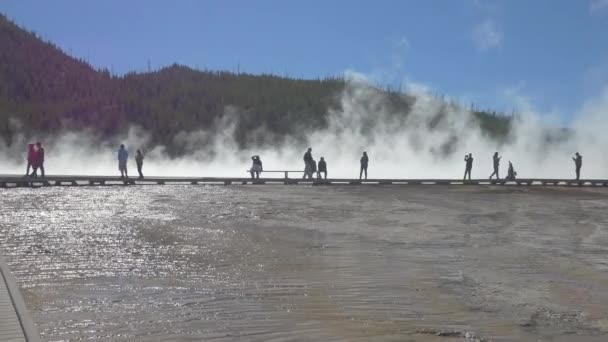 Gente Cerca Estanque Parque Nacional Yellowstone — Vídeos de Stock