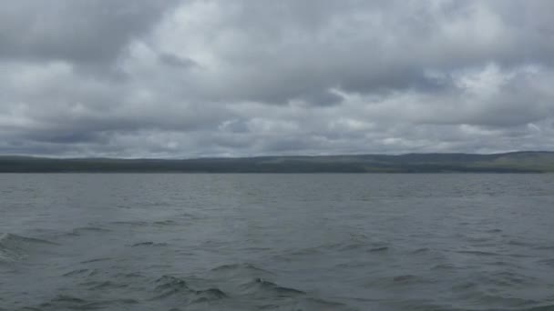 Lago Ondulado Dia Nublado — Vídeo de Stock