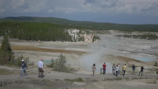 Toeristen Yellowstone National Park — Stockvideo