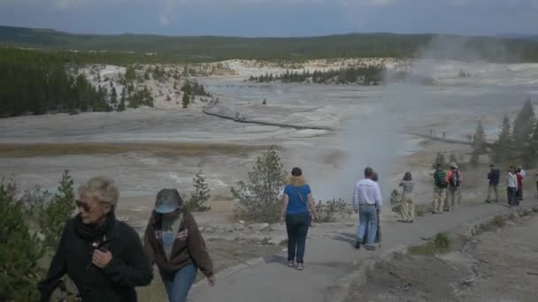 Gente Caminando Parque Nacional Yellowstone — Vídeo de stock