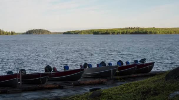 Timelapse Van Boten Oever Van Het Meer — Stockvideo