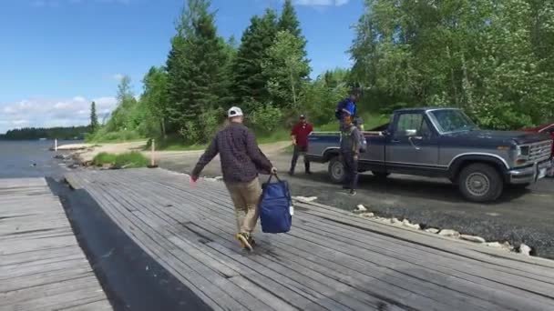 Mann Som Bærer Bagasje Fra Sjøfly Til Bil – stockvideo