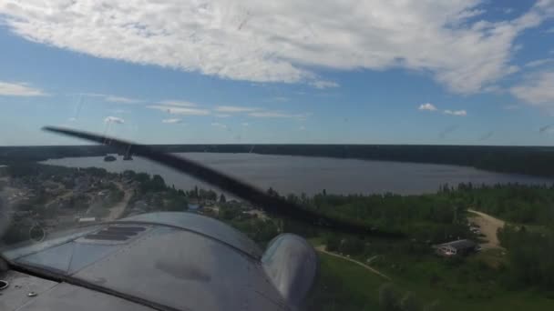 Seaplane Спускается Над Озером — стоковое видео