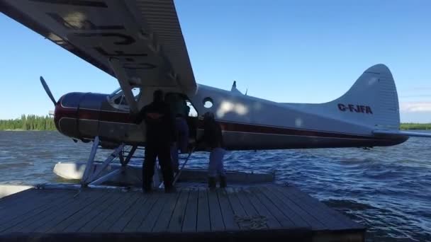 人类登上了一架水上飞机 — 图库视频影像
