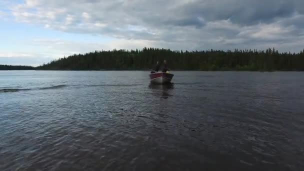 Menn Som Fisker Båt – stockvideo