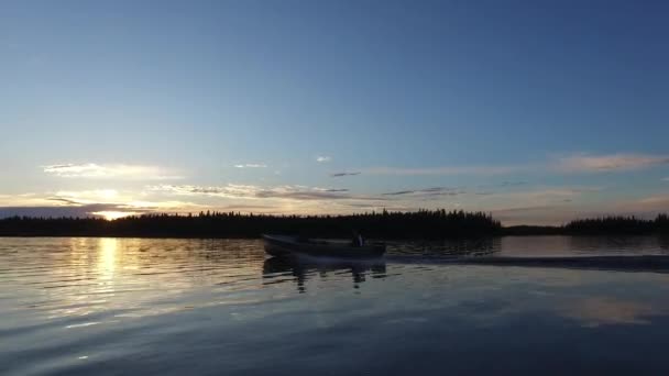 Motorbåd Navigerer Søen Ved Solnedgang – Stock-video