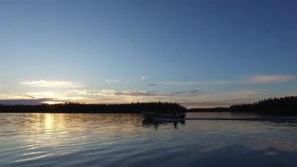 Bateau Naviguant Sur Lac Coucher Soleil — Video