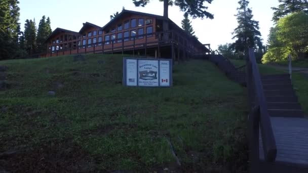 Welkomstpaneel Bij Burntwood Lake Lodge — Stockvideo