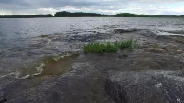 Ondas Lavando Rochas Margem Lago — Vídeo de Stock