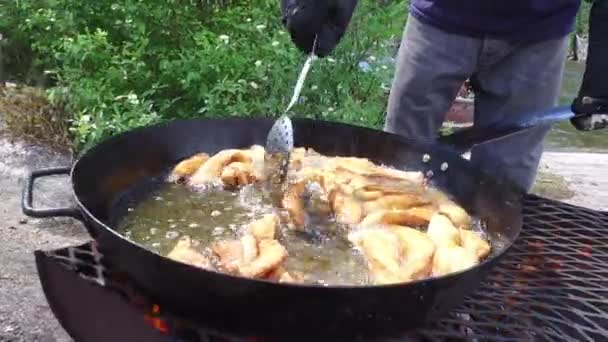 Hombres Cocinando Pescado Frito Junto Lago — Vídeos de Stock