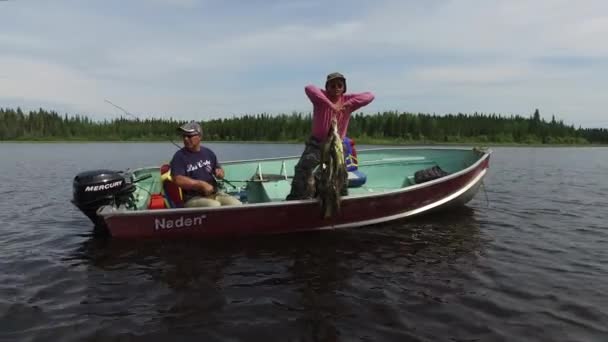 Kalastaja Pitää Saalistaan Järven Yläpuolella — kuvapankkivideo
