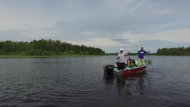 Pescadores Sosteniendo Presa Bote — Vídeo de stock