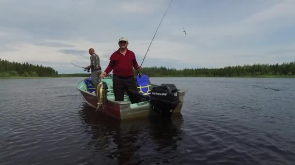 Miehet Kalastamassa Veneessä Järvestä — kuvapankkivideo
