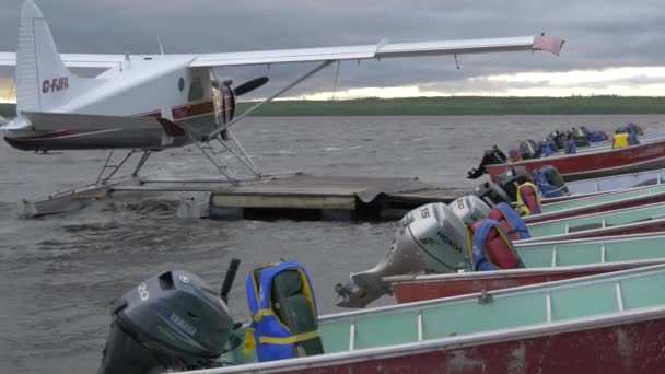 Υδροπλάνο Και Βάρκες Στην Ακτή Της Λίμνης — Αρχείο Βίντεο