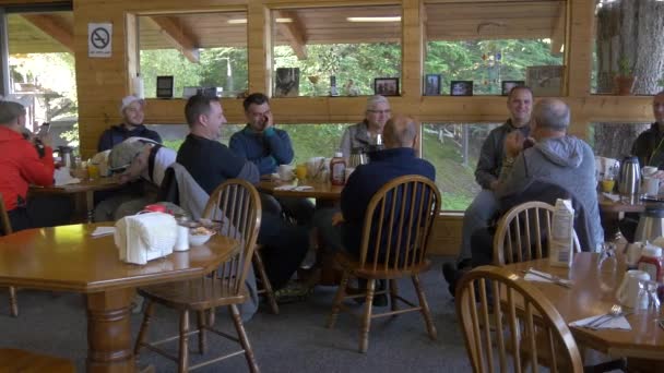 Άνδρες Κουβεντιάζουν Ένα Εστιατόριο — Αρχείο Βίντεο