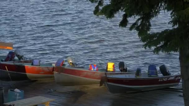 Barcos Motor Muelle Madera Junto Lago — Vídeo de stock