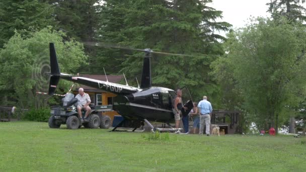 Hombre Bajando Helicóptero Patio — Vídeo de stock