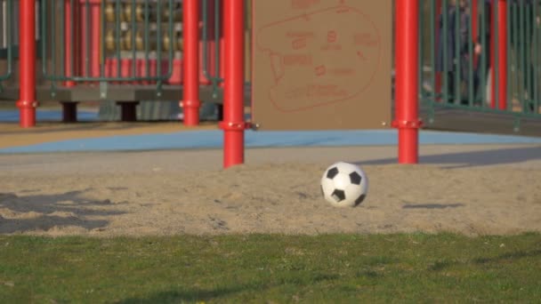 Ballon Football Dans Une Aire Jeux — Video