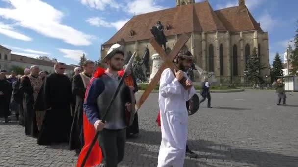 Les Gens Les Acteurs Crucifixion Marchent Jouant Extérieur — Video