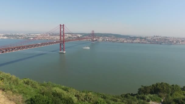 Luftaufnahme Der Brücke Abril Und Des Flusses Tagus — Stockvideo