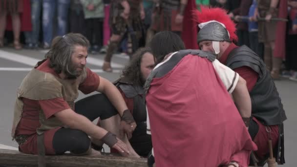 Zicht Romeinse Soldaten Aan Het Praten — Stockvideo