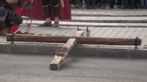 Люди Актеры Crucifixion Ходят Играя Открытом Воздухе — стоковое видео