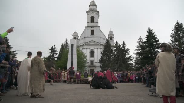 Ludzie Aktorzy Crucifixion Walk Bawią Się Świeżym Powietrzu — Wideo stockowe