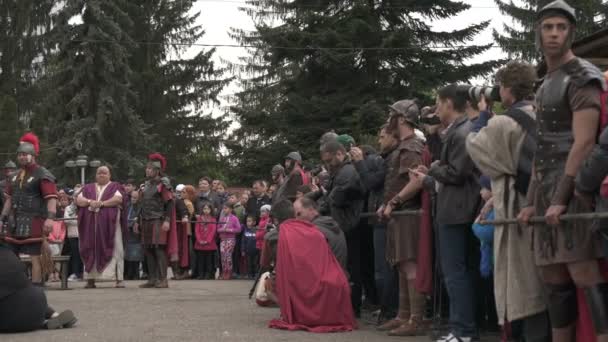 Mensen Acteurs Van Crucifixion Wandelen Buiten — Stockvideo