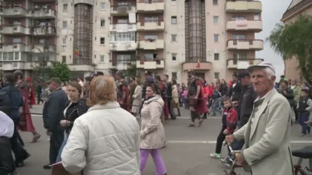 Kerumunan Berjalan Bersama Sama Dengan Tentara — Stok Video