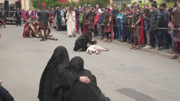 Soldados Descansando Mujeres Llorando Junto Jesús — Vídeo de stock