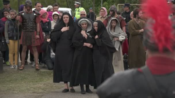 Vrouwen Rouwen Overdag Stad — Stockvideo