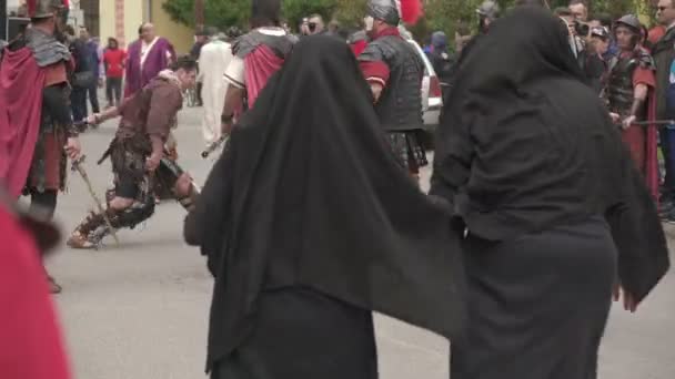 Soldaten Slaan Jezus Dwingen Hem Het Kruis Dragen — Stockvideo