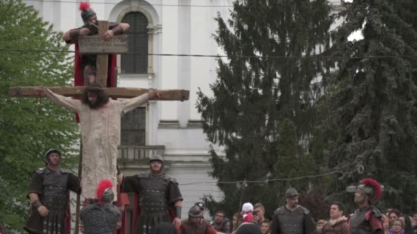 Een Houten Bord Boven Het Hoofd Van Jezus Plaatsen — Stockvideo