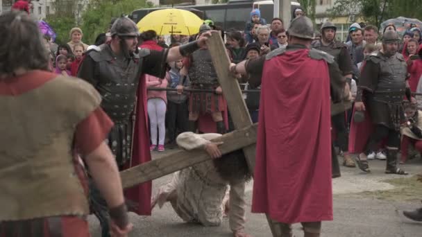 Soldaten Die Jesus Auspeitschen Und Ihn Zwingen Das Kreuz Tragen — Stockvideo