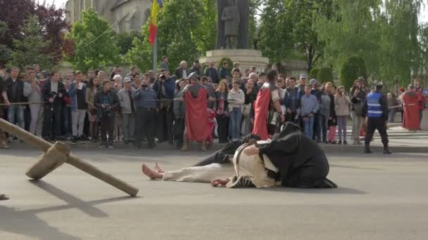 Soldaten Slaan Jezus Dwingen Hem Het Kruis Dragen — Stockvideo