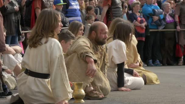 Soldaten Slaan Jezus Dwingen Hem Het Kruis Dragen — Stockvideo