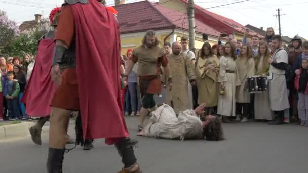 Katonák Ostorozzák Jézust Kényszerítve Hogy Vigye Keresztet — Stock videók