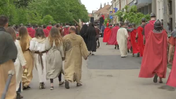 Personas Actores Crucifixión Caminan Jugando Aire Libre — Vídeo de stock