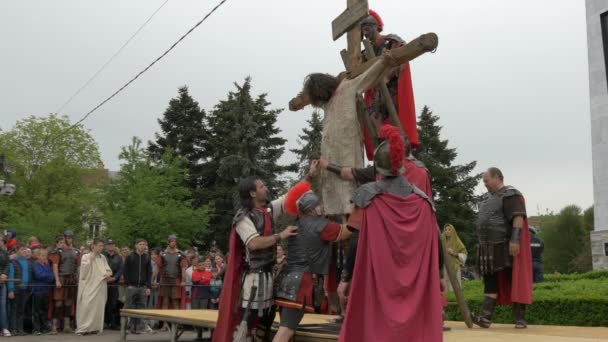 Soldados Amarrando Jesus Cruz — Vídeo de Stock