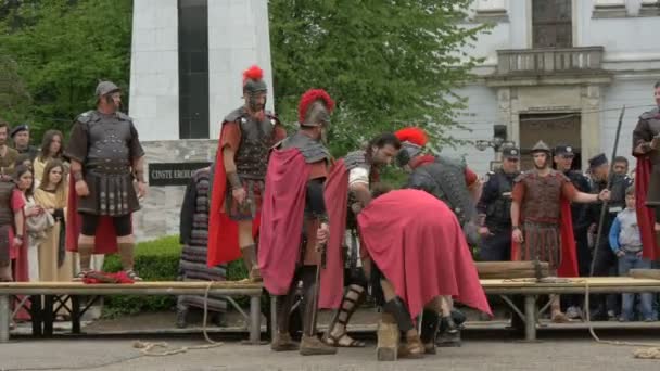 Soldaten Die Jezus Naar Het Kruis Slepen — Stockvideo